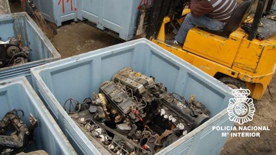 Parte de los motores y piezas de los vehículos robados intervenidas por la Policía Nacional. / la opinión