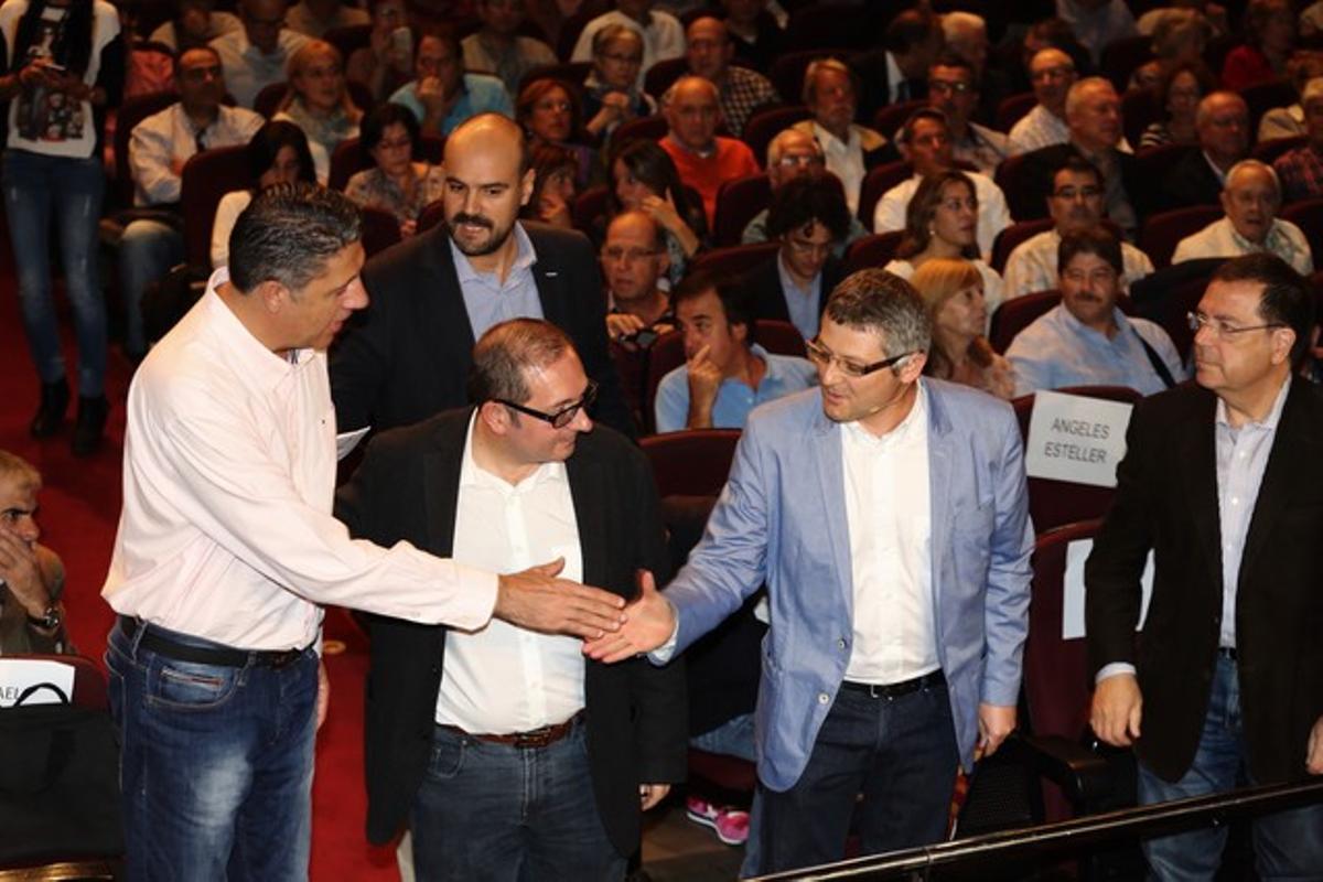 Xavier Garcia Albiol, del PPC, saluda Joaquim Coll, vicepresident de Societat Civil Catalana.