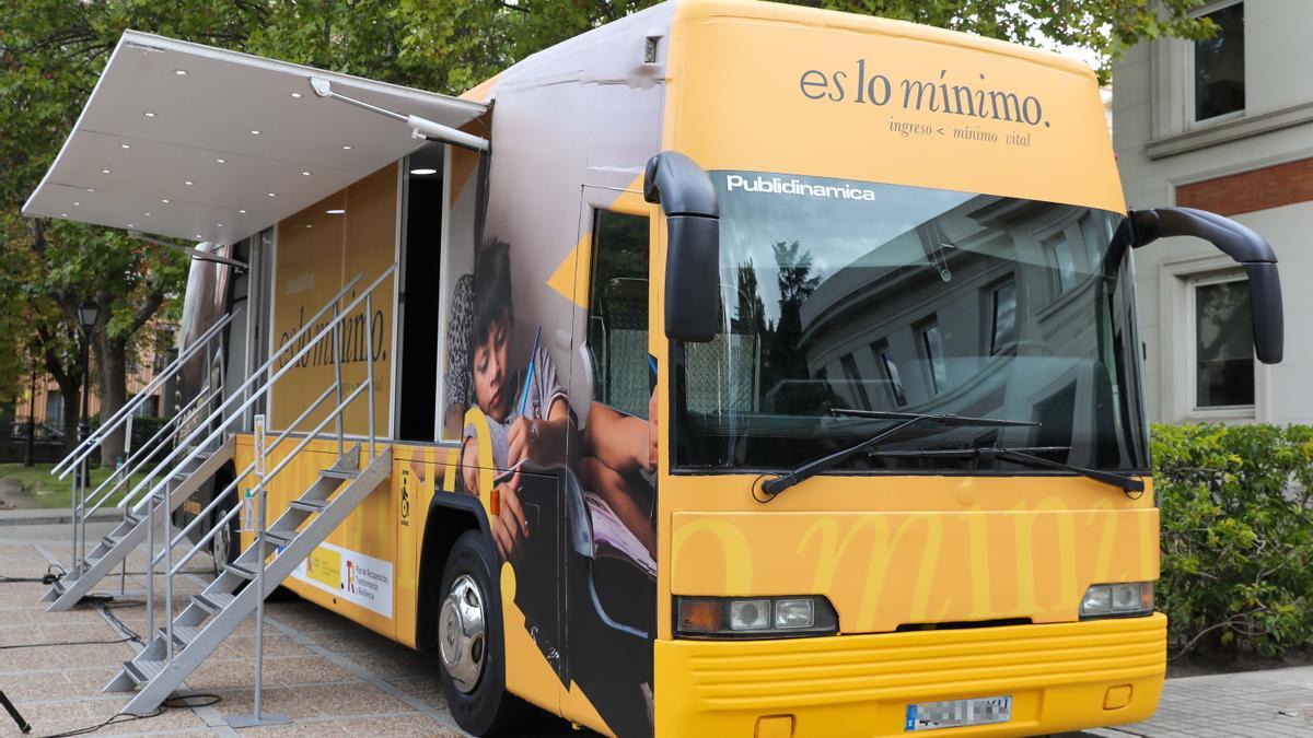 Autobús fletado por la Seguridad Social para captar beneficiarios del ingreso mínimo vital.