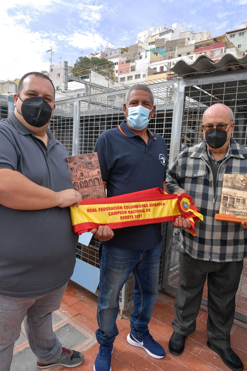 Isidro Suárez, ganador de un premio nacional de colombofilia