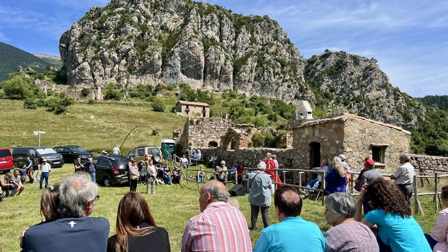 Un poble del Berguedà on no hi viu ningú aplega desenes de persones per celebrar la seva festa major
