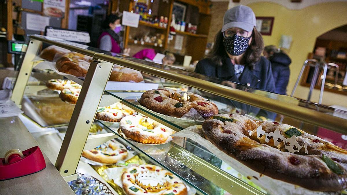 El postre navideño se presenta en diversos tamaños y con novedosos rellenos. | RAFA ARJONES