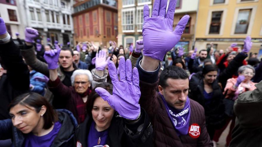 Momento de las concentraciones en Oviedo para pedir el Pacto de Estado contra la Violencia de Género.