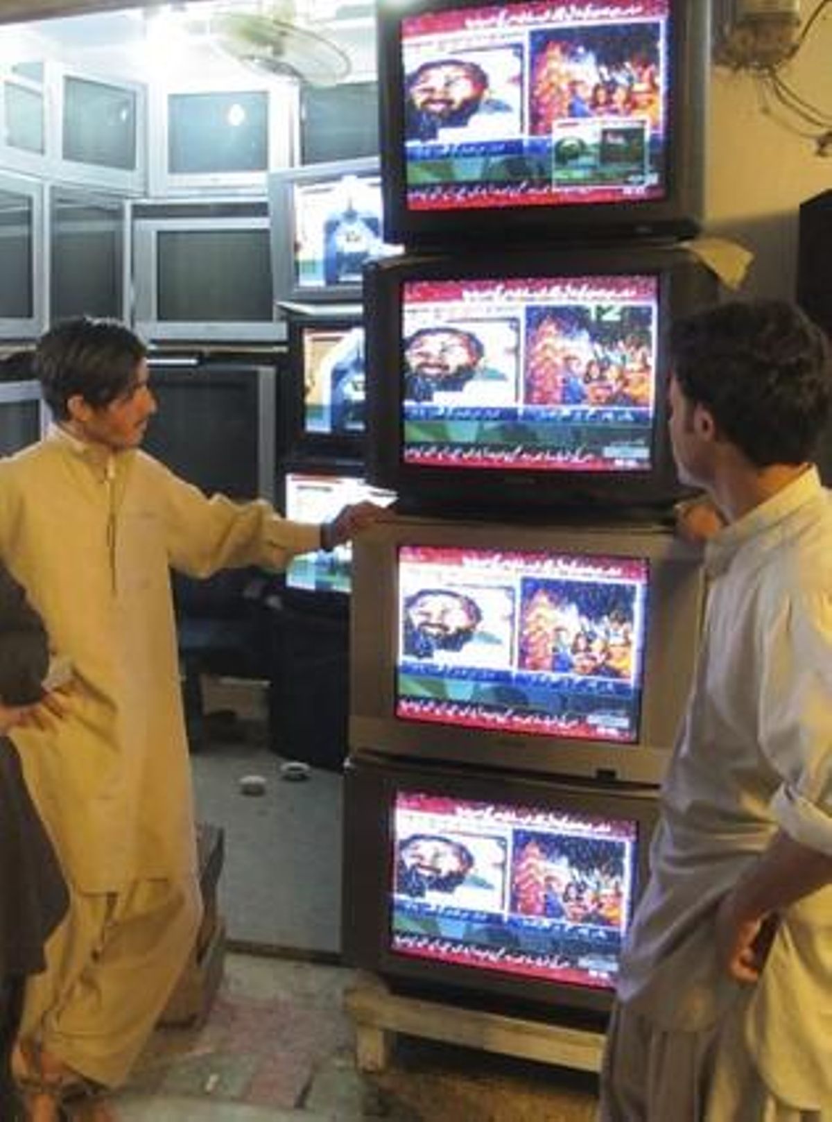 Ciutadans pakistanesos segueixen les últimes informacions sobre la mort del líder d’Al-Qaida a través d’uns televisors d’una botiga de Quetta, al Pakistan.