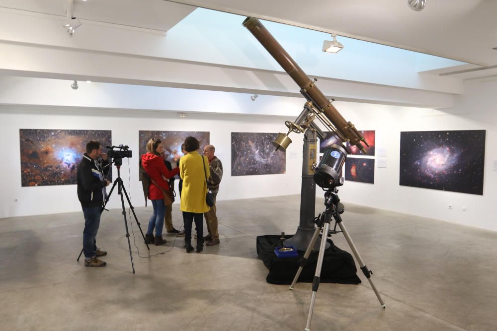 Sa Nostra Sala acoge una exposición de fotografías del firmamento e instrumental de la Agrupació Astronòmica d´Eivissa.