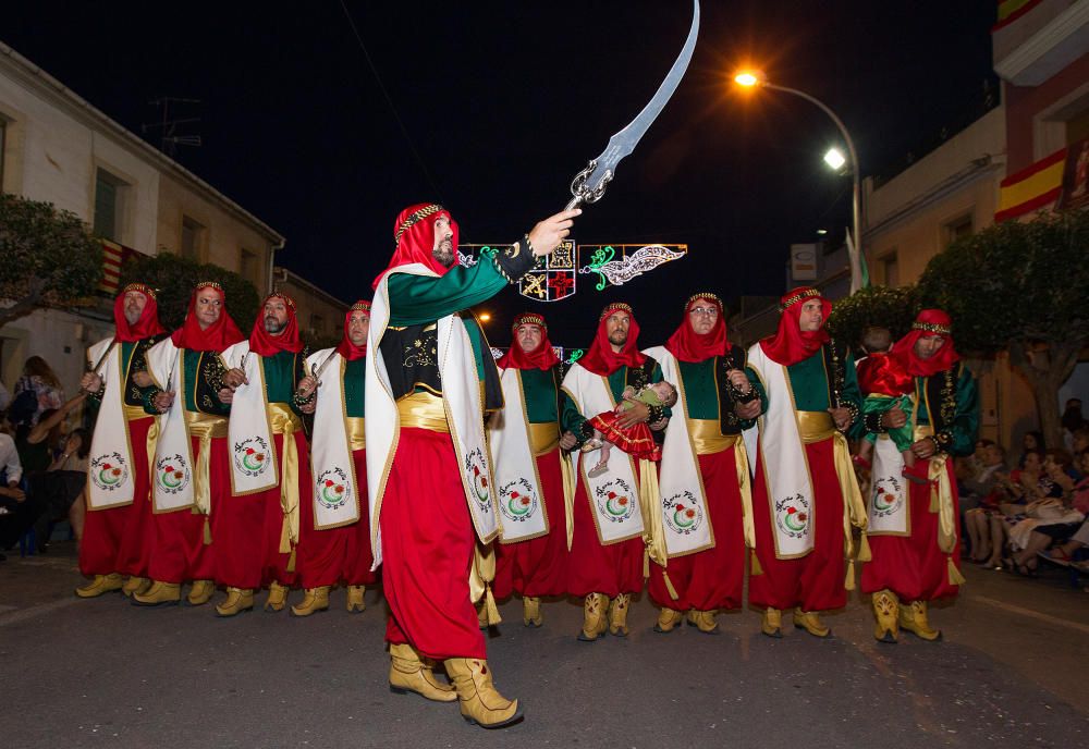 Los festeros tomaron ayer tarde el centro de Agost con una fastuosa Entrada Cristiana que llenó de música y fiesta las calles.