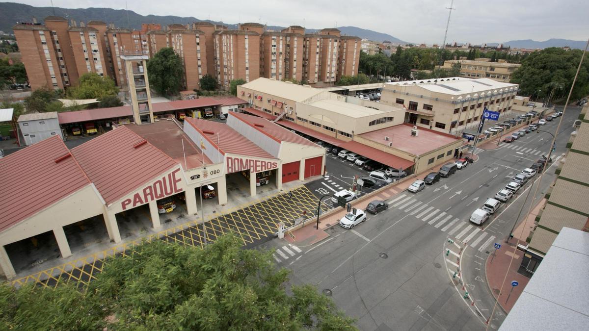 Panorámica de la avenida San Juan de la Cruz en Murcia, con vista a la cubierta del Parque de Bomberos y el cuartel de Policía Local.