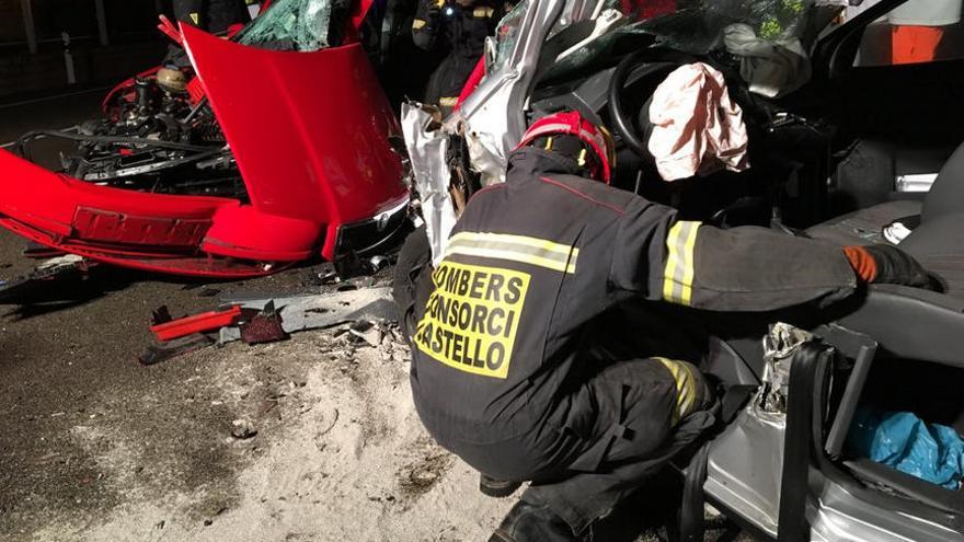 Los bomberos tuvieron que liberar a uno de los ocupantes.