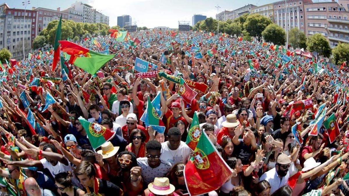 Una multitud aclama a la selección en la Alameda Dom Afonso Henriques de Lisboa.