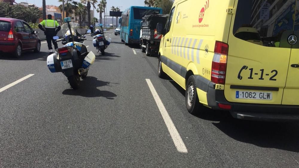 Una guagua y un camión sufren un accidente en la Avenida Marítima (17/04/2018)