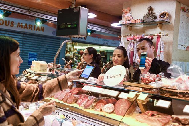 La alcaldesa de Santa Coloma, Núria Parlon, en el mercado municipal de la ciudad.