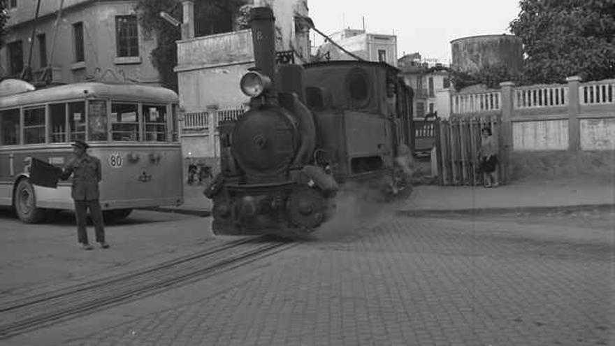 El trolebús coincidió en el tiempo con la mítica y popular Panderola, compartiendo incluso algunos recorridos.