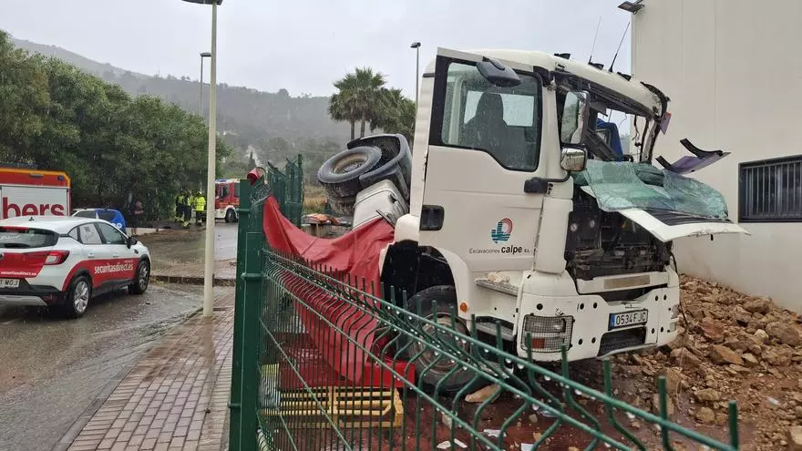 Grave accidente en Benitatxell: un camión se estrella contra el muro de un supermercado (vídeo)