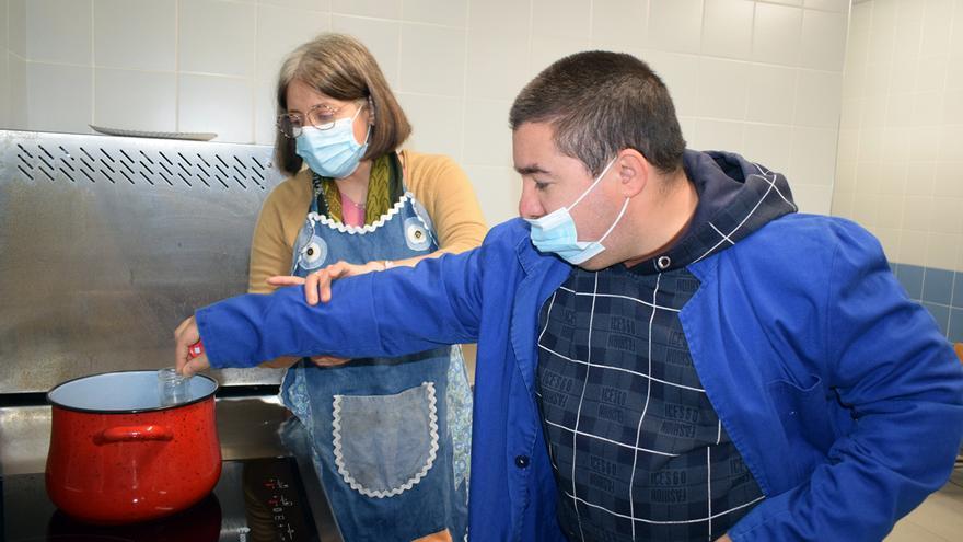 Uno de los usuarios aprendiendo a esterilizar los botes.