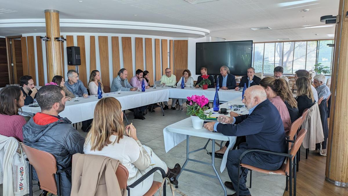 Imagen de la reunión mantenida en el Club  Náutico del Port de Pollença este jueves.