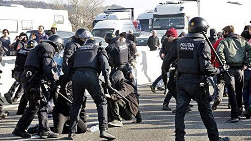 Agents dels antiavalots al tall de l&#039;AP-7 de Medinyà, durant la Vaga General.