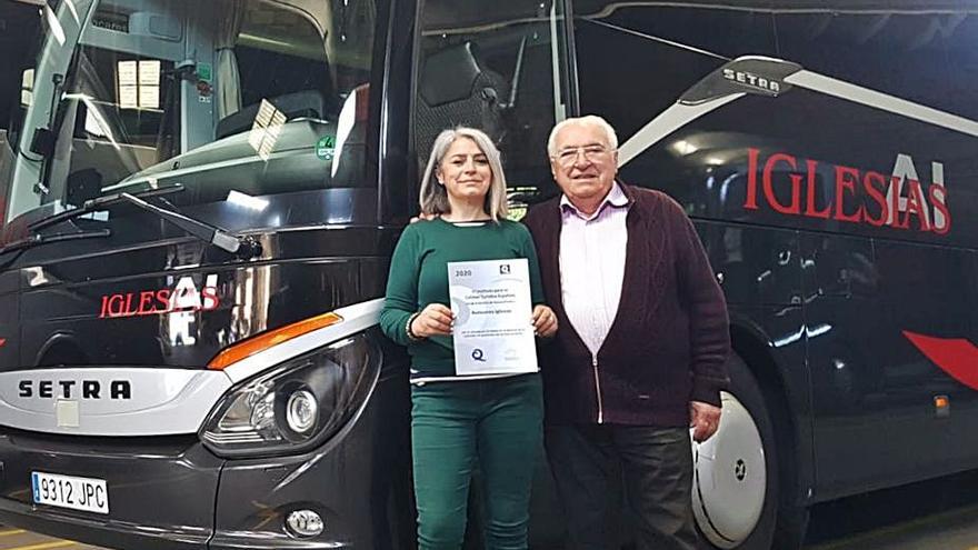 Yolanda y Pepe Iglesias, con el certificado turístico.   | // FDV.