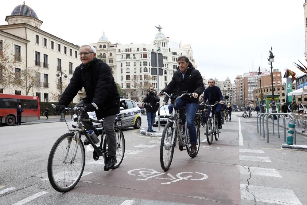 Perico Delgado pasea por el carril bici con Ribó y Grezzi