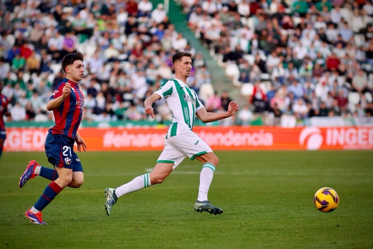 Pedro Ortiz golpea un balón durante el encuentro entre el Córdoba CF-Huesca.
