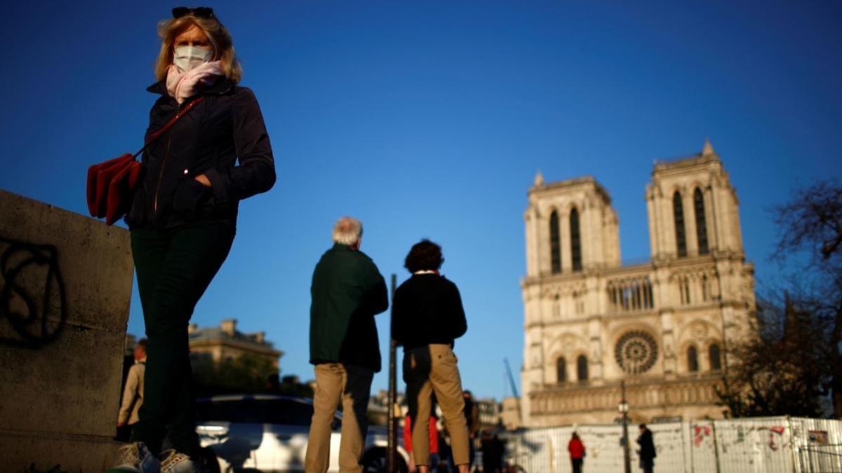 Gent passejant a Paris.
