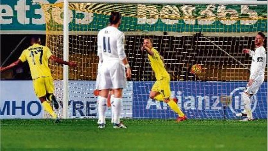 Soldado celebra l&#039;únic gol del partit davant la desesperació de Sergio Ramos.