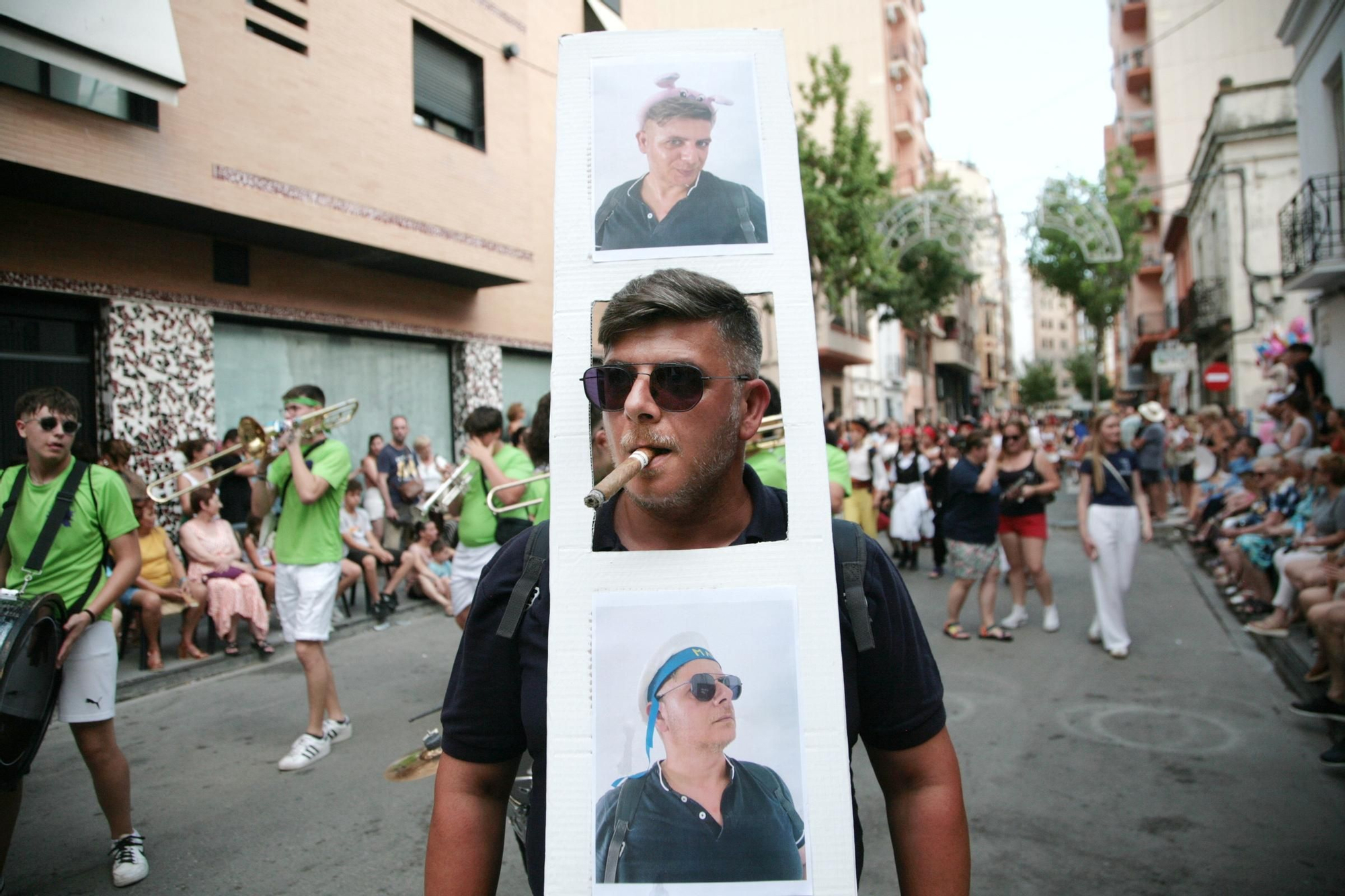 Galería | Las peñas y collas lucen sus disfraces antes del toro
