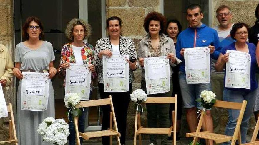 Los representantes del comercio redondelano, ayer, en la presentación de la iniciativa con las sillas. // FdV