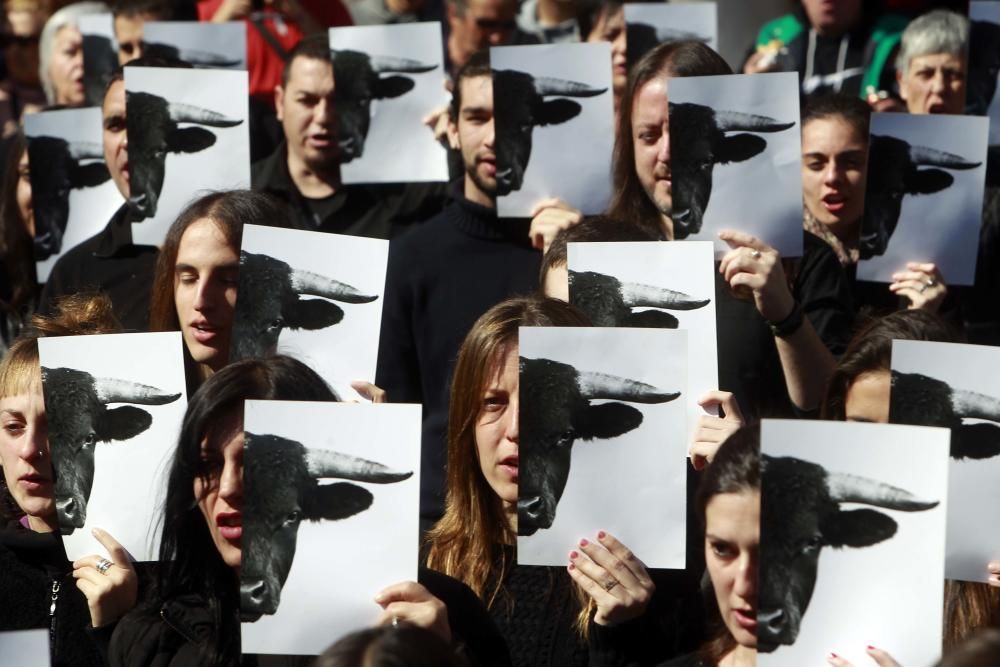 Los antitaurinos se concentran a las puertas del ayuntamiento de Valencia