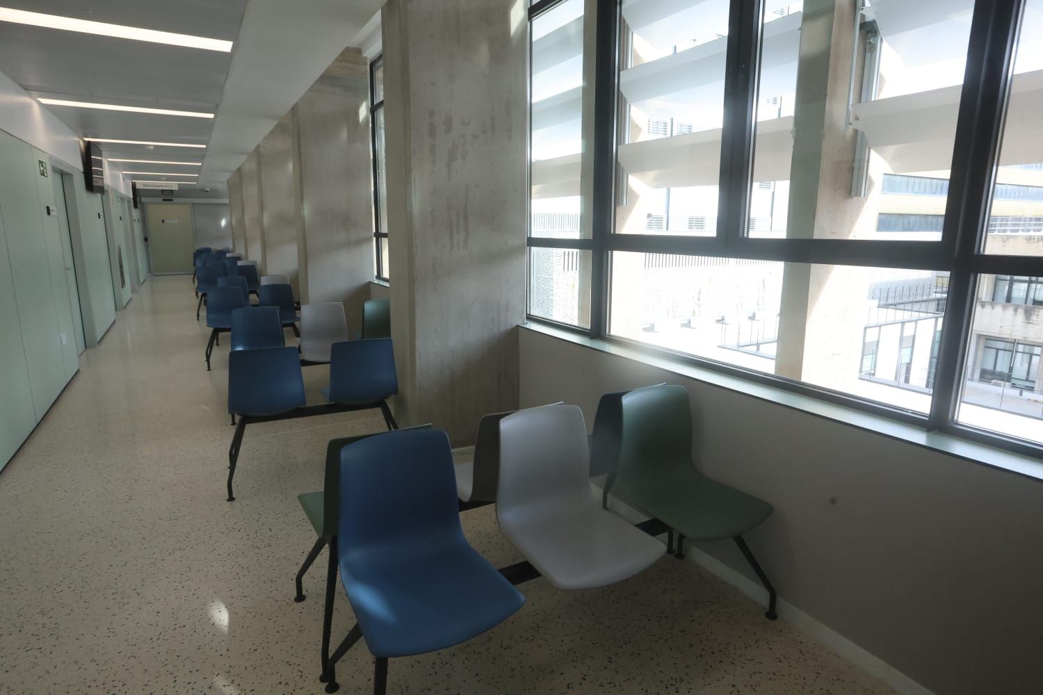 El nuevo centro de consultas externos del hospital Clínico comienza a funcionar.