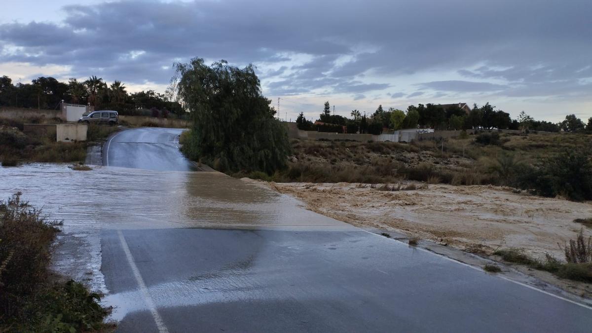 Mutxamel advierte del peligro de circular por algunas calles ante la crecida del Barranco del Juncaret