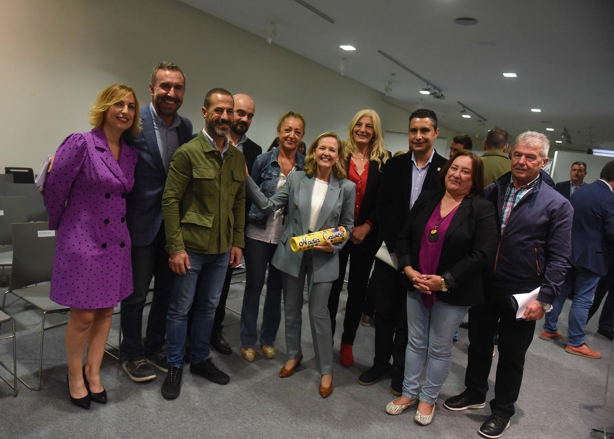 Lacasitos de Siero para la ministra de Economía: un tubo gigante para "reuniones maratonianas y malos momentos"