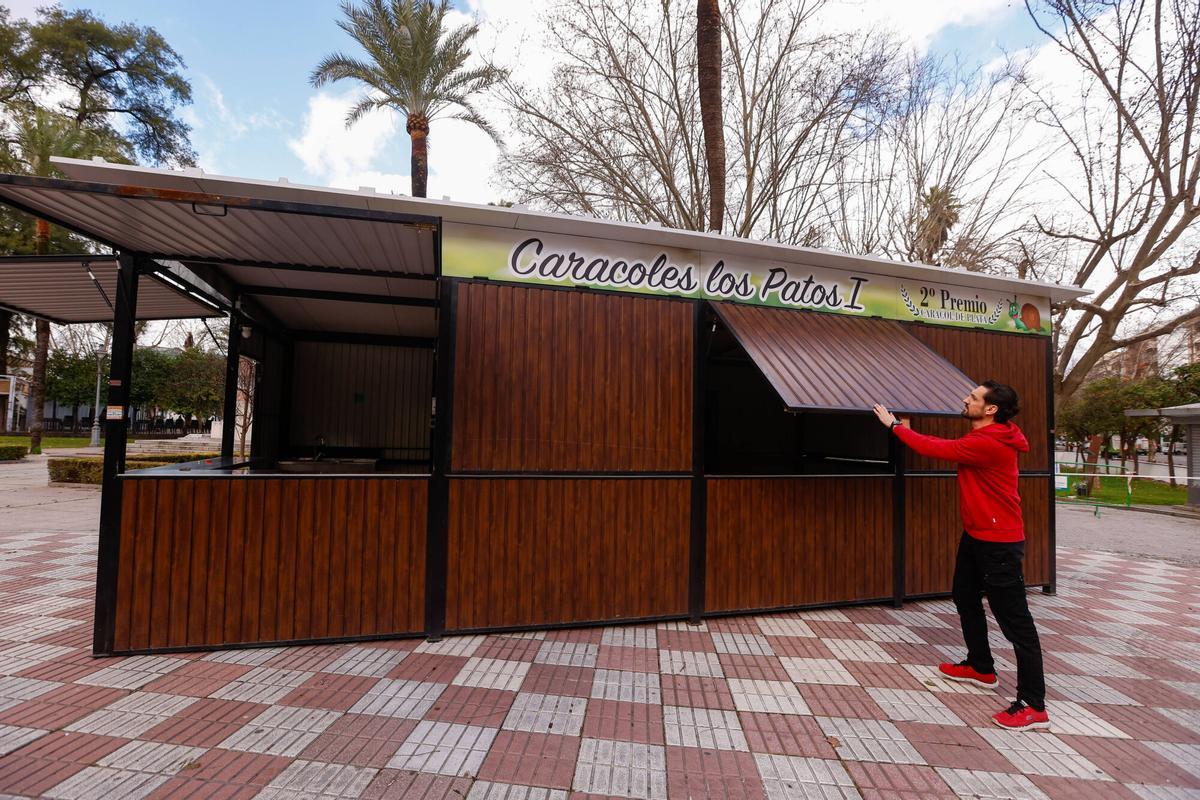 Montaje de los puestos de caracoles este viernes.