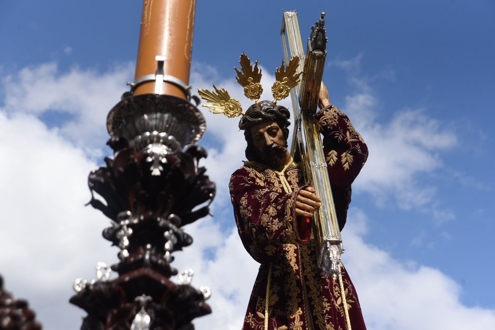 El Nazareno recoore las calles de su barrrio camino de la carrera oficial