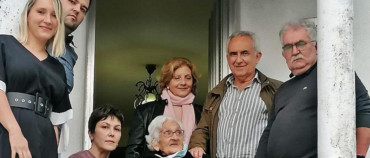 Leonor Fernández, rodeada da súa familia coa tarta para celebrar os seus 100 anos.   | // FELIPE FUENTES