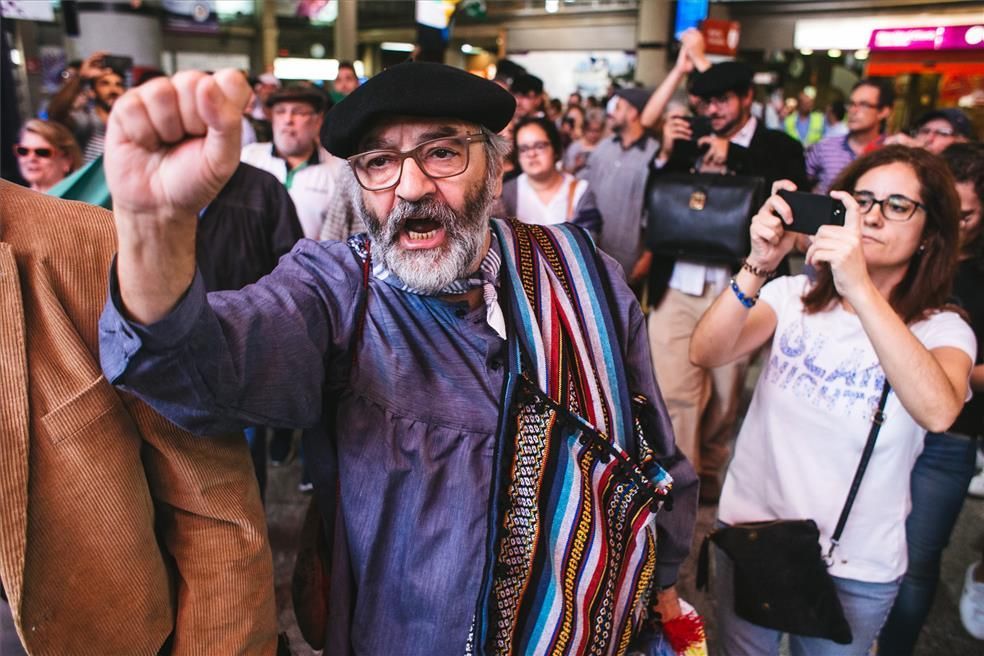 'Milana bonita' reivindica un tren digno para Extremadura en la estación de Atocha en Madrid