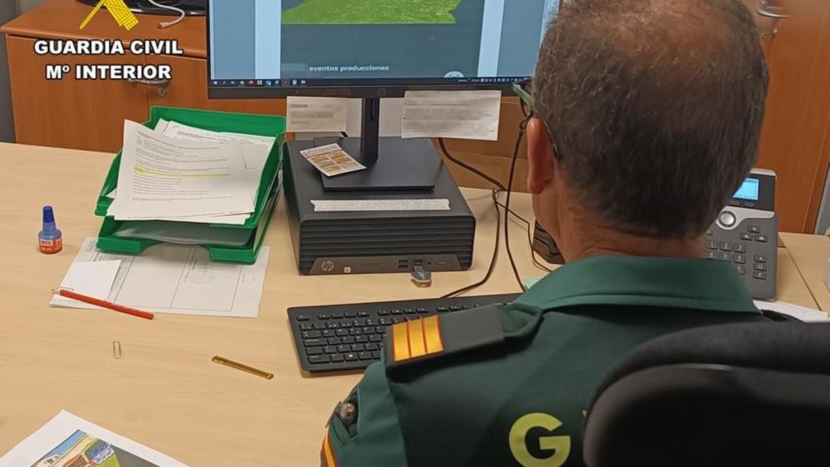 Un Guardia Civil revista la publicidad de la empresa.