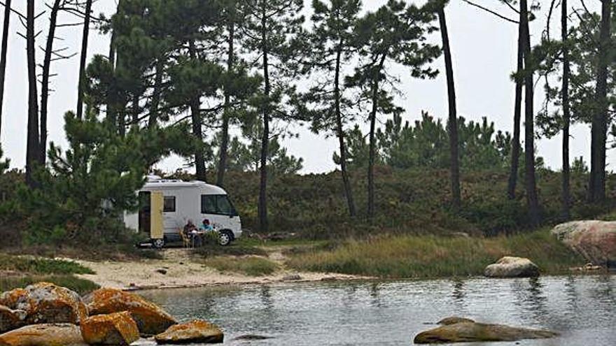 Una autocaravana aparcada sobre una duna en A Illa.