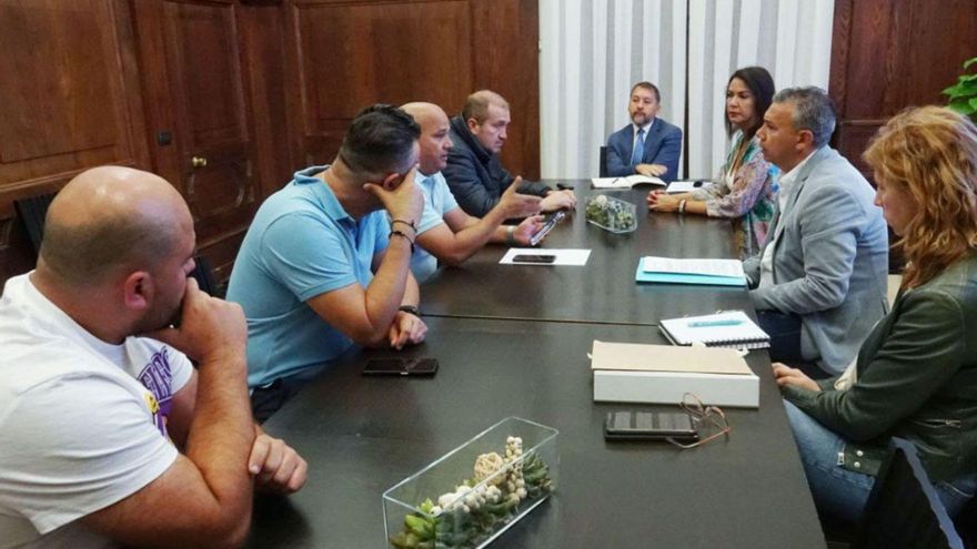 El alcalde, los concejales Evelyn Alonso y Dámaso Arteaga, en una reunión con representantes del taxi.