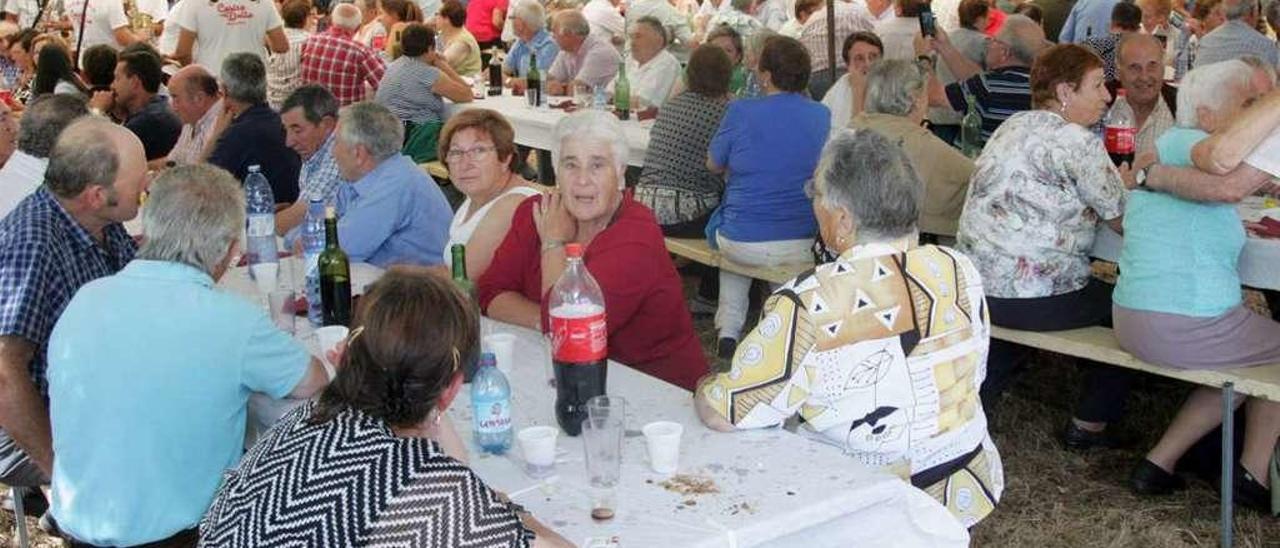 Comida de mayores en Pena de Francia, en Dozón, este verano. // Bernabé/Luismy