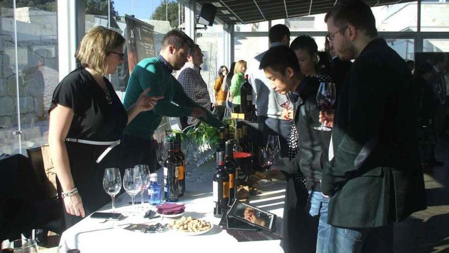Responsables de bodegas toresanas participan en una presentación de vinos de la DO.