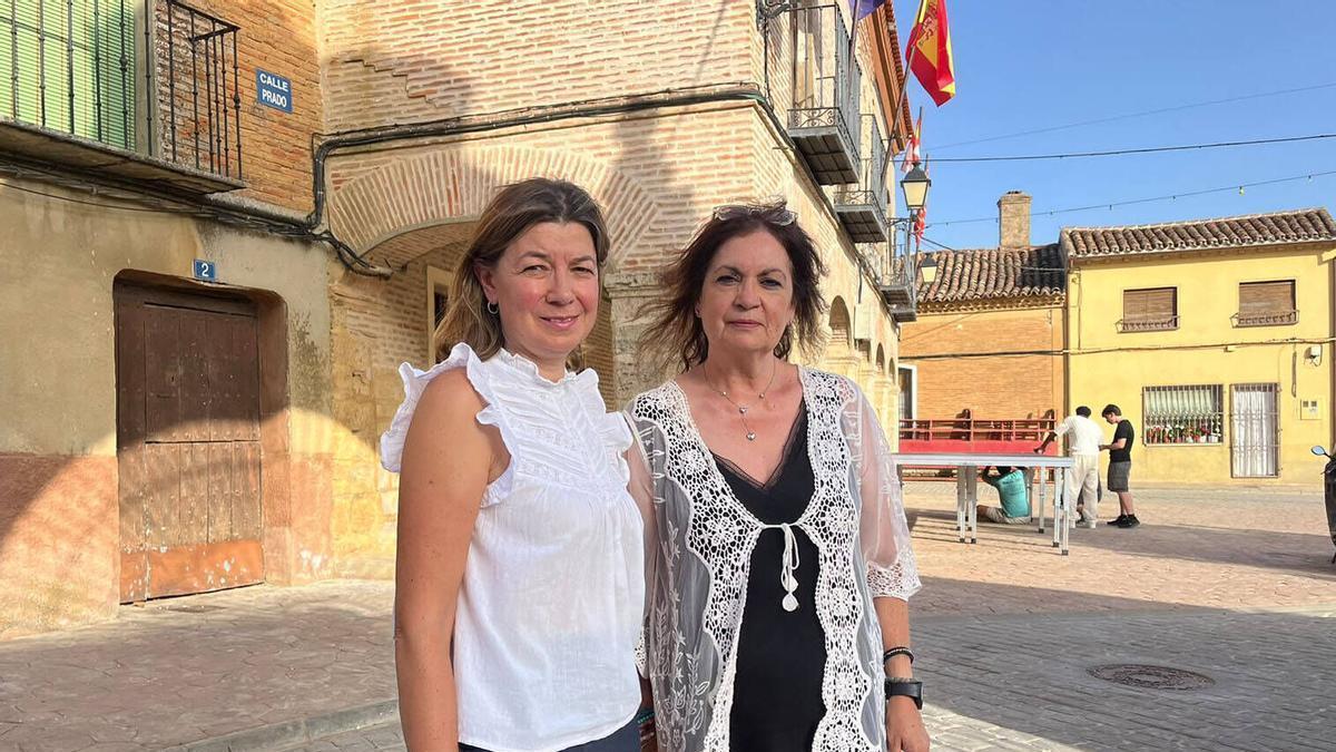 María del Carmen Castro Fontán (PP), alcaldesa de Pinilla de Toro, junto a la concejala de Festejos, Lourdes Pérez Martín.