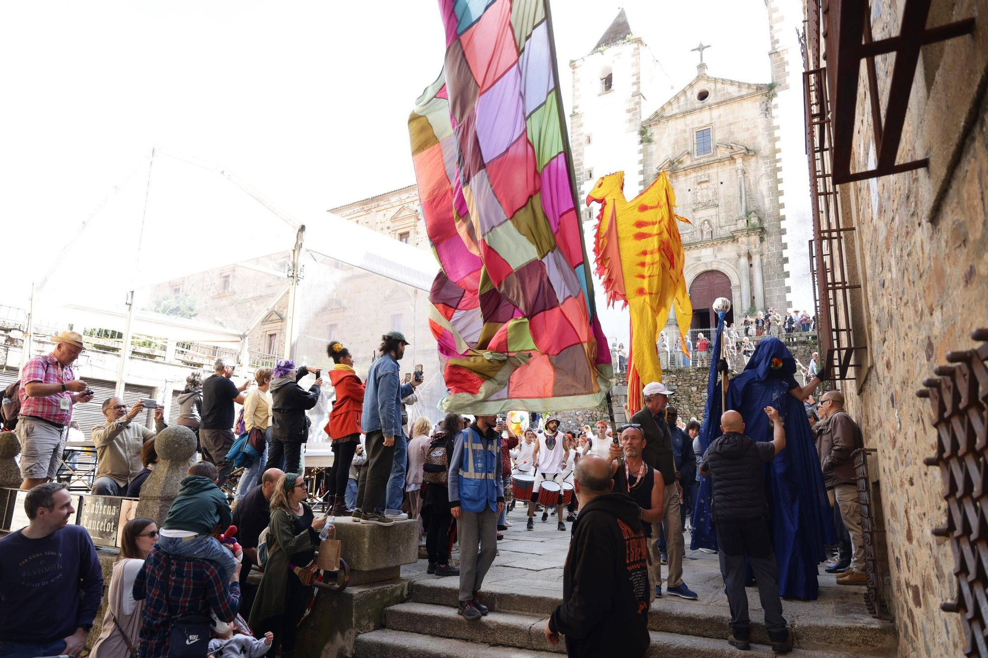 Las imágenes de este domingo de Womad en Cáceres: el pasacalles pone el broche final