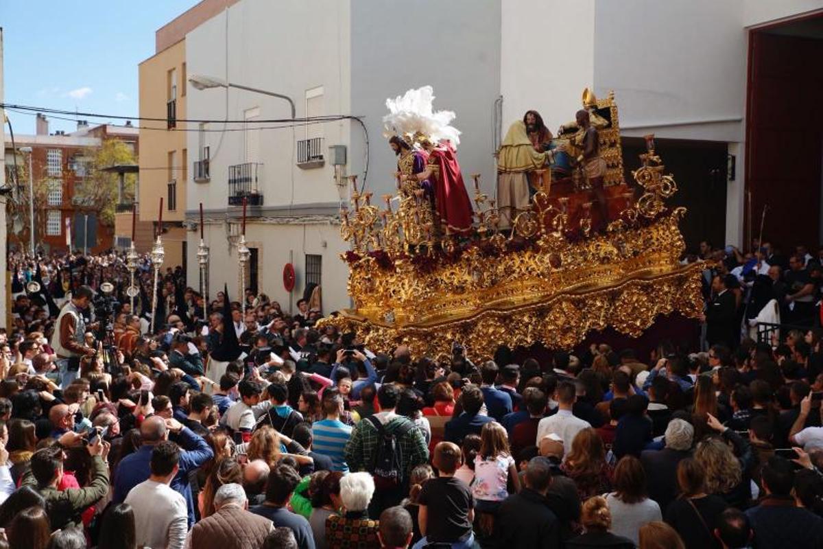 Una tarde primaveral envuelve a las cofradías el Lunes Santo