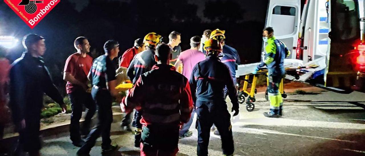 Traslado a la camilla del hombre hallado tras desaparecer en Beniarrés, para ser conducido al Hospital.