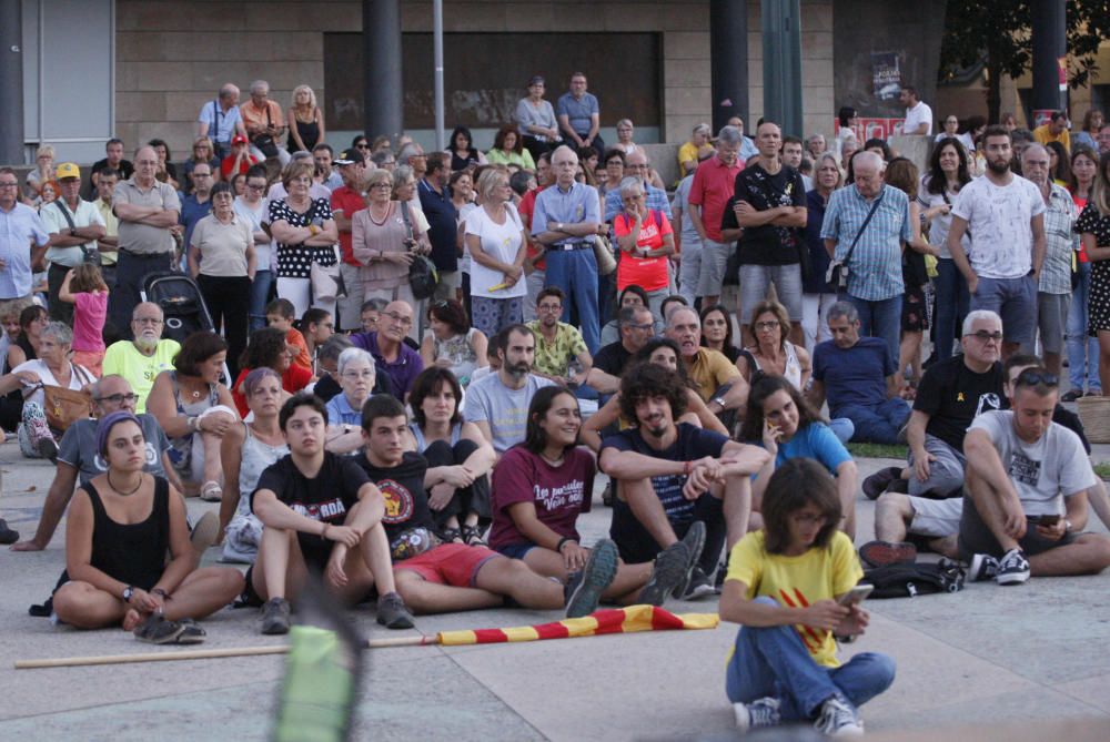 Concentració a la plaça de l''U d''octubre de Girona per l''aniversari del 20-S