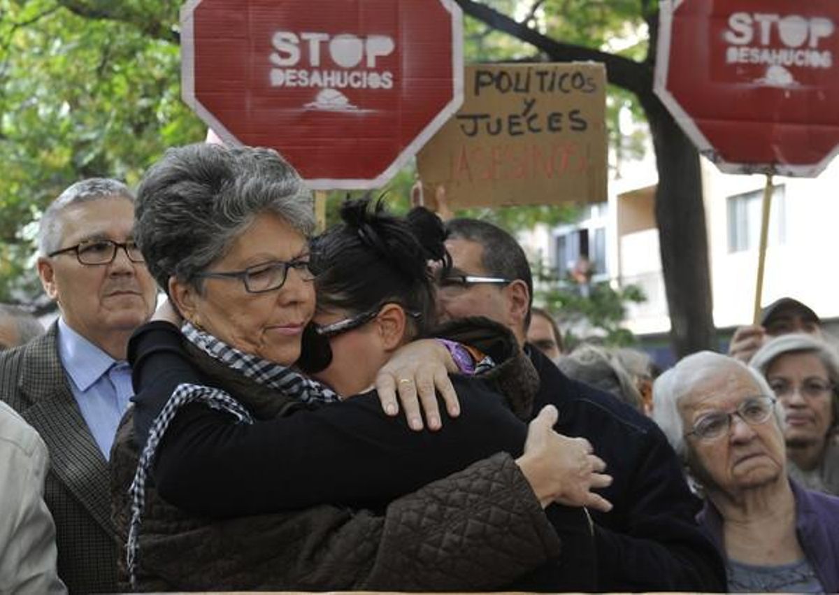 La germana de José Miguel Domingo (esquerra), el comerciant que es va suïcidar dijous passat hores abans de ser desnonat de la seva vivenda, abraça un altre familiar durant una concentració per demanar canvis legislatius, dilluns al barri de La Chana (Granada). La germana de José Miguel Domingo (esquerra), el comerciant que es va suïcidar dijous passat hores abans de ser desnonat de la seva vivenda, abraça un altre familiar durant una concentració per demanar canvis legislatius, dilluns al barri de La Chana (Granada).