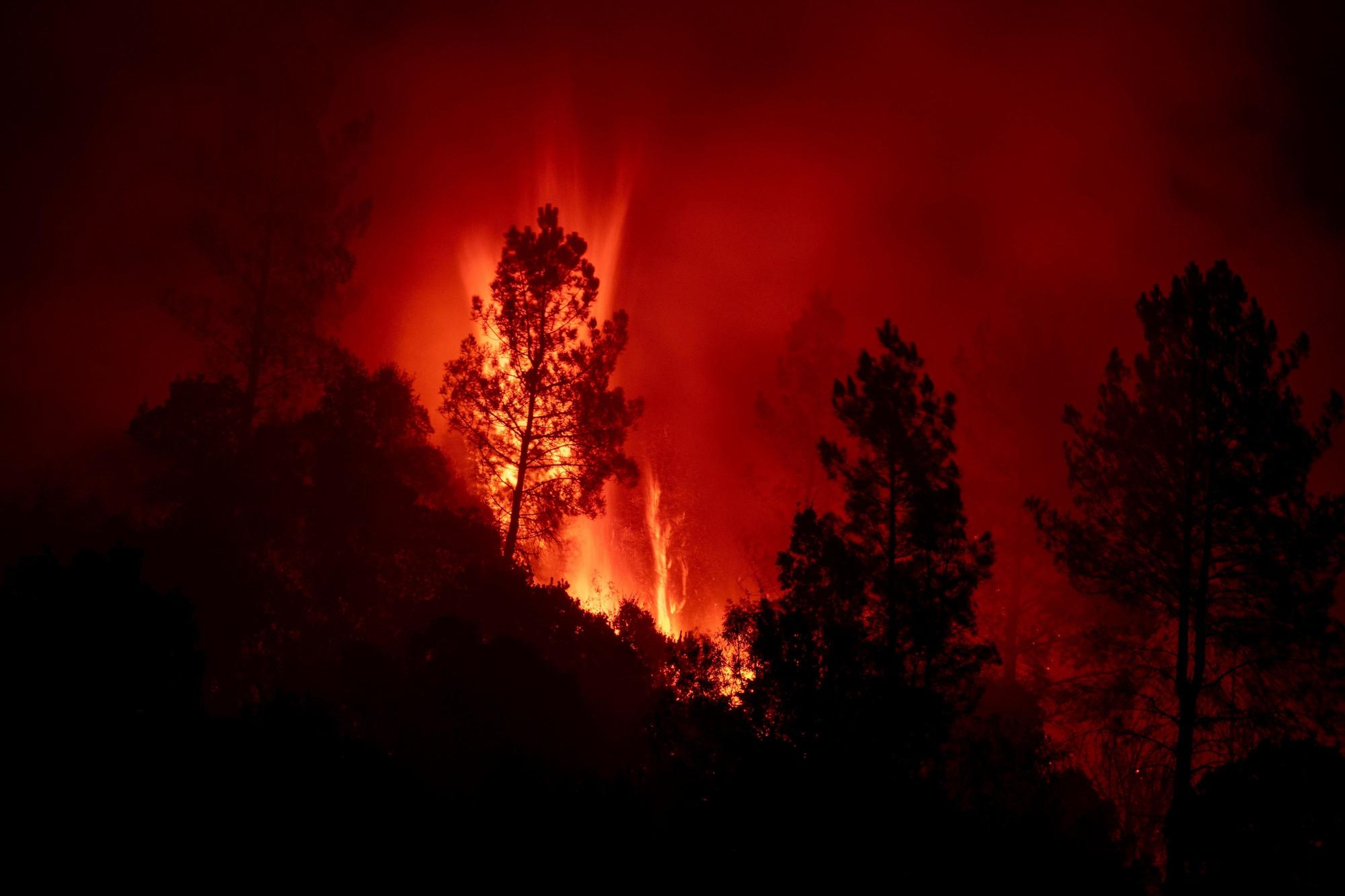 El fuego arrasa más de mil hectáreas en Ribas de Sil