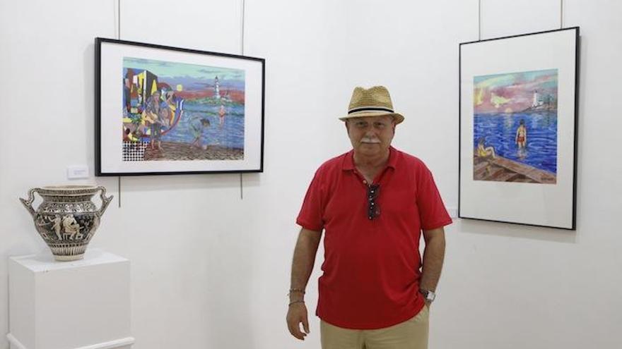 Manolo Robles, esta semana en un rincón de su exposición de cuadros y cerámicas en la Sala Barbadillo.