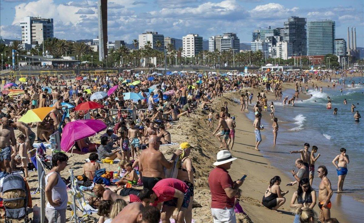 Ambiente en la playa de Barcelona, el sábado por la tarde.