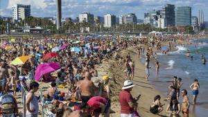 Ambiente en la playa de Barcelona, el sábado por la tarde.